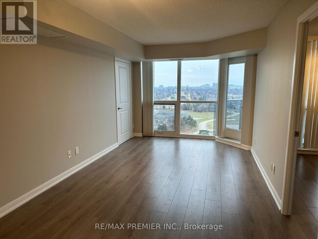 Photo du bâtiment - 5793 Yonge St