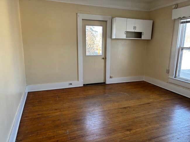 Building Photo - 1001 Main St