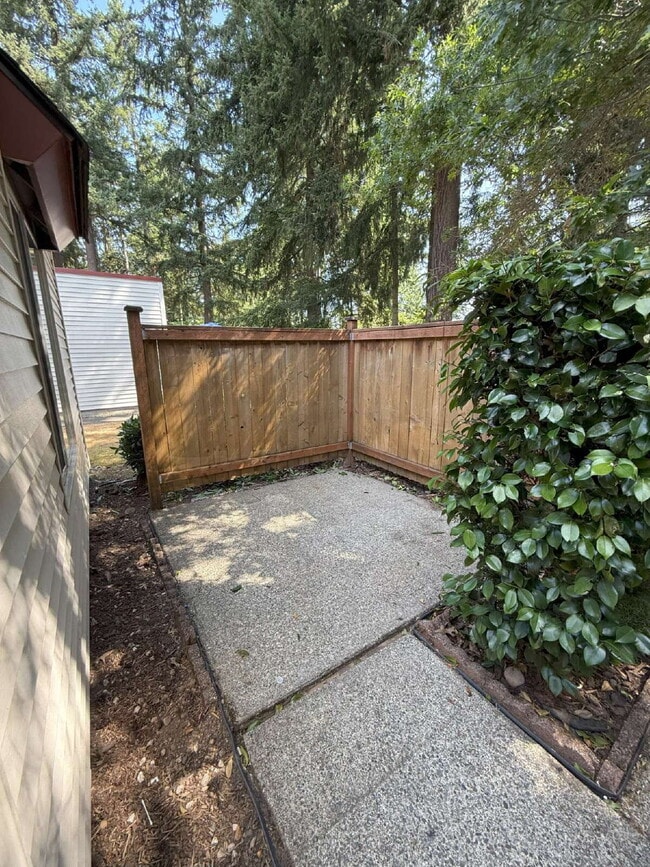 Building Photo - Fairwood Condo Available NOW!