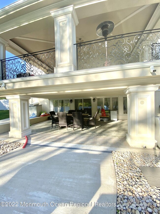 Building Photo - 1 Wiltshire Dr