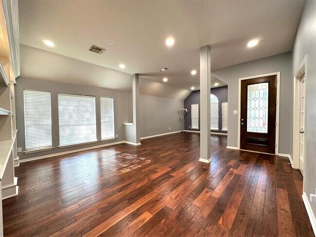 Building Photo - 1423 Greenway Village Dr