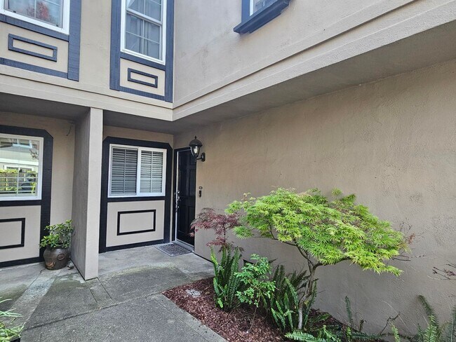 Building Photo - Superb Location for this Spacious 2 Bedroom 1.5 Bath Campbell Townhouse