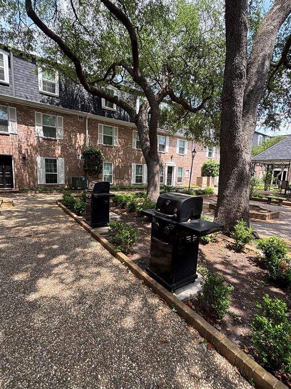 Building Photo - 357 N Post Oak Ln