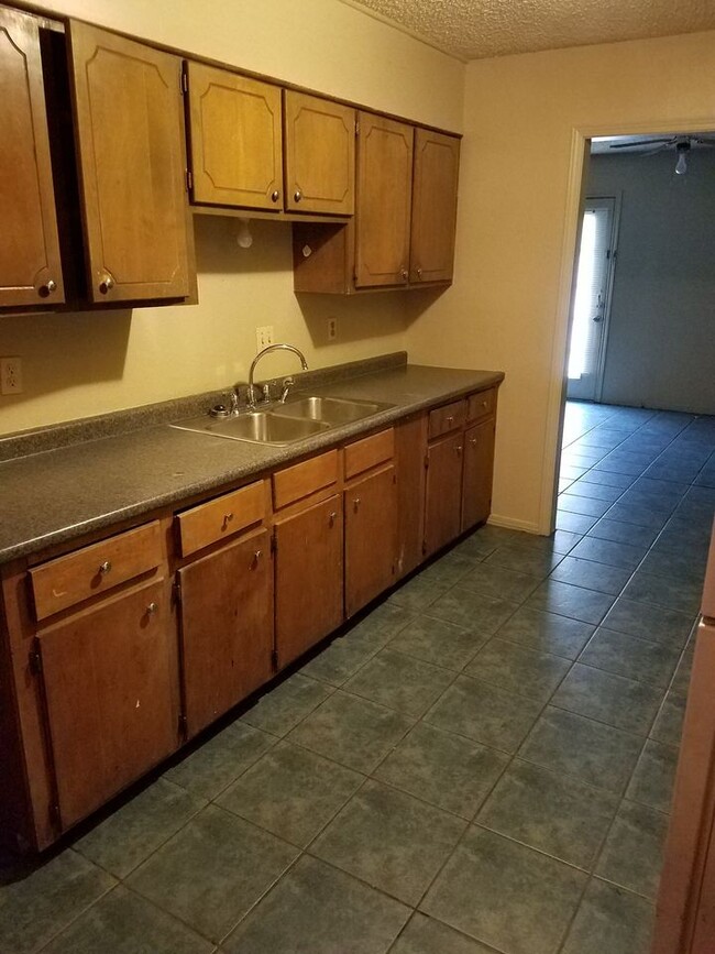 Building Photo - 605 Zoe Cir