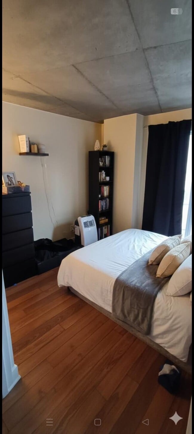 Main Bedroom - 125 Ontario E