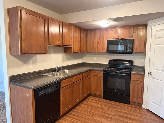 Building Photo - 3 Bed | 2.5 Bath | 2 Car Garage Townhome in Grain Valley
