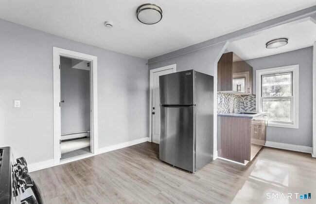 Building Photo - 746 Maple St