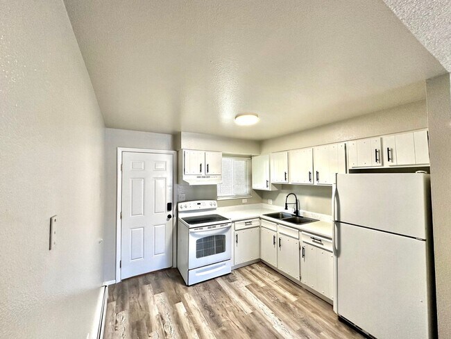 Building Photo - 2915 Straus Ln