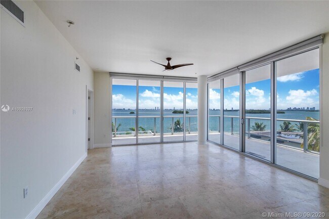Foto del edificio - 720 NE 62nd St