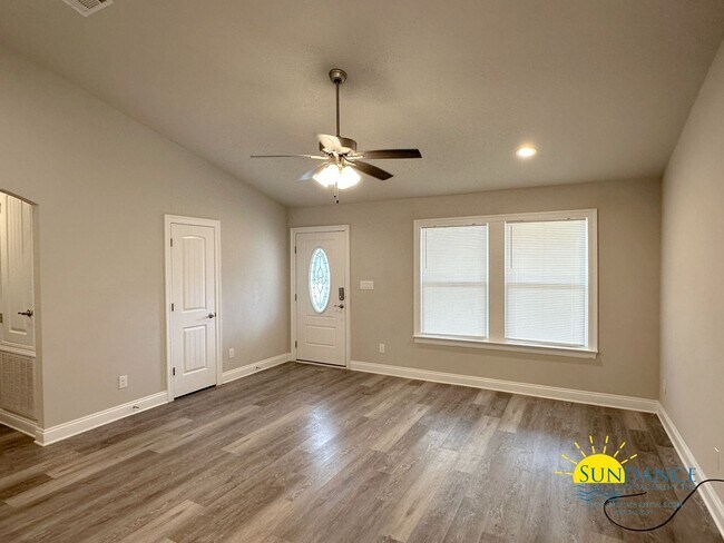 Building Photo - Beautiful like new Navarre home, call today!
