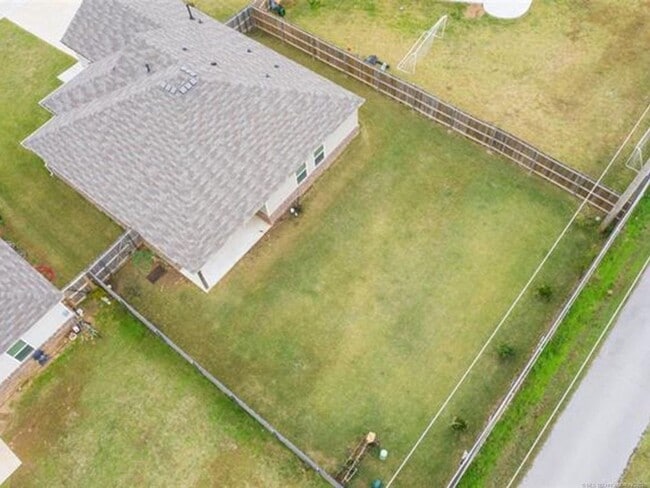Building Photo - Spacious 3 Bed 2 Bath Home with 2 car gara...