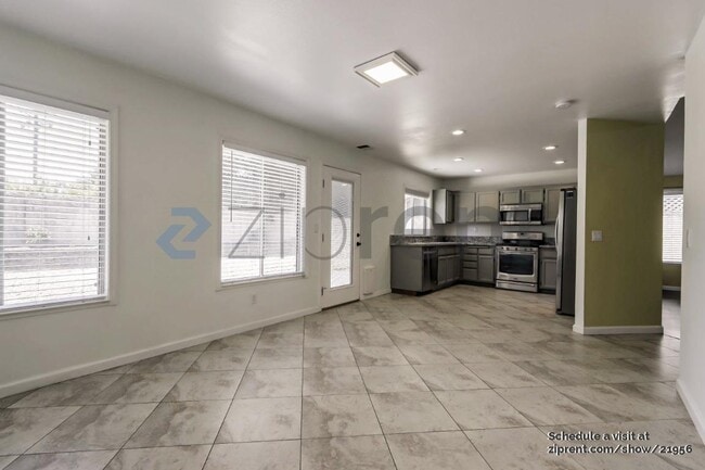 Building Photo - 9404 Lazy Creek Dr
