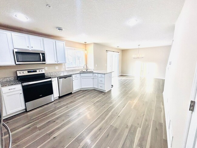 Building Photo - Almost brand new 3 bed 3 bath townhouse fo...