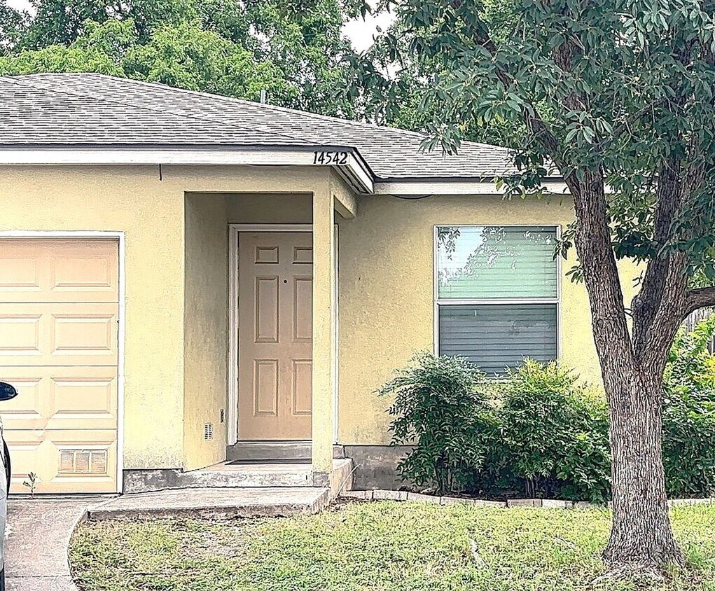 Foto principal - Cozy 2 bedroom 2bath Retreat near Randolph...