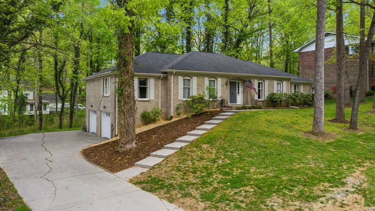 Primary Photo - Beautiful 5 bedroom 3 bath house with bonu...