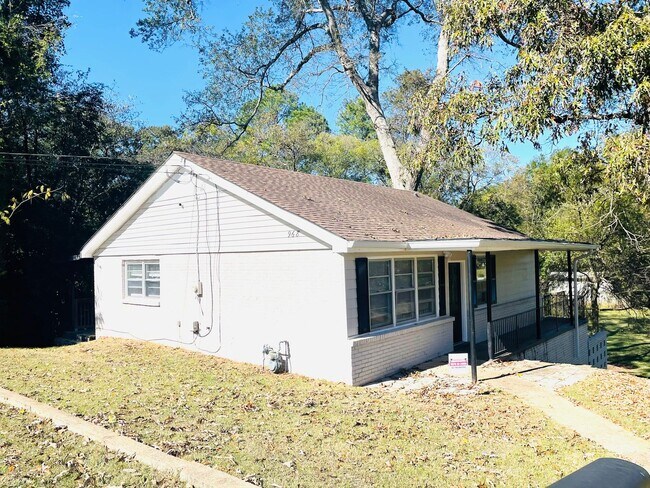 Building Photo - ** Beautiful 3 bed 2 bath located in forest hills ** Call our self showing number to schedule a t...