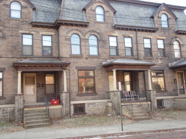 exterior frontal - 255 W Hubbard Ave