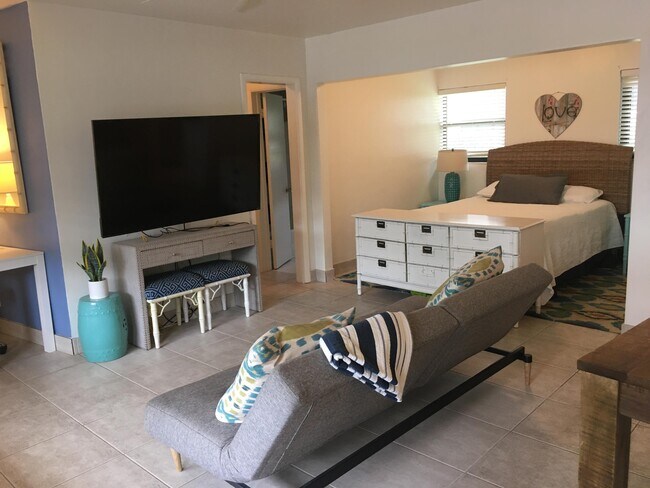 Building Photo - 555 Banyan Tree Ln