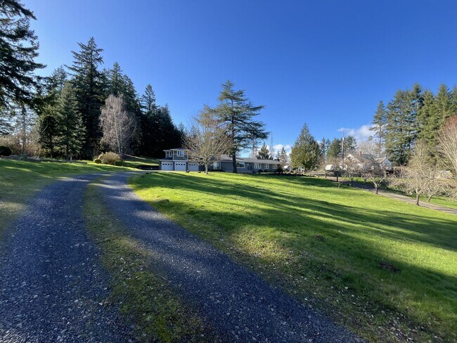 Foto del edificio - Hillsboro Hidden Gem – 4BR Country Retreat on 1.27 Acres with Vaulted Living, Island Kitchen & Sc...