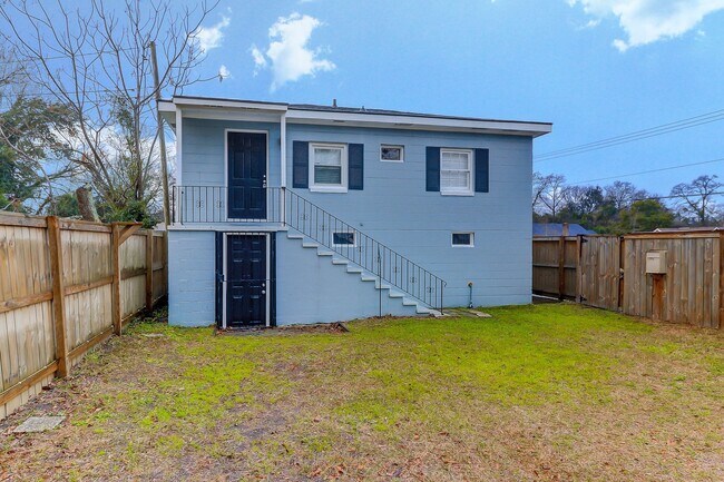 Building Photo - Fenced in yard with private gate entrance!