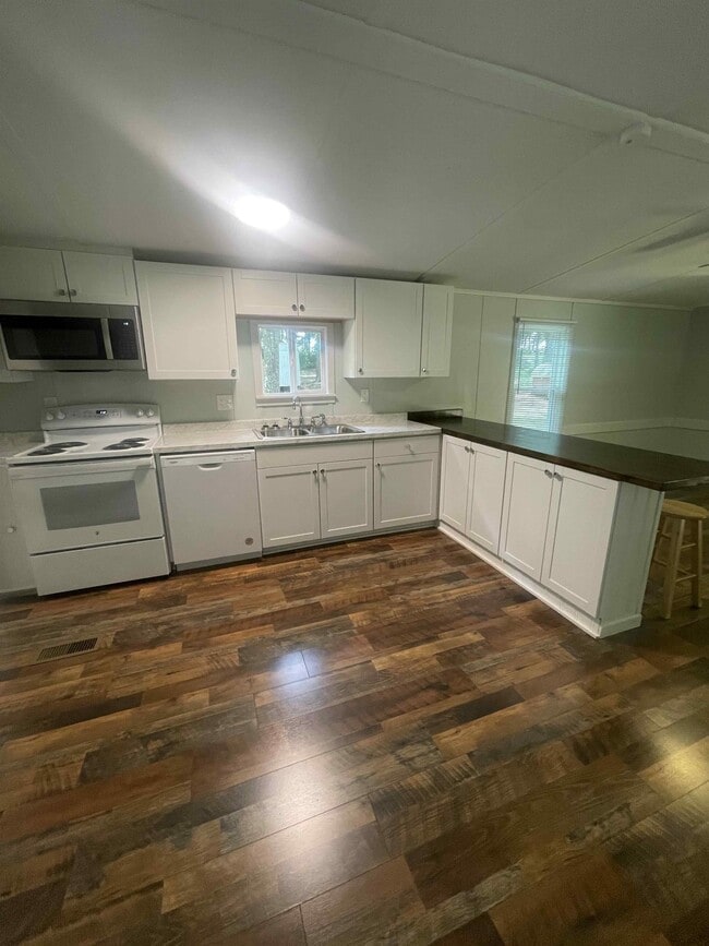 Foto del edificio - 582 Twin Ponds Rd