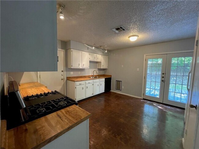 Building Photo - 7712 Elderberry Dr