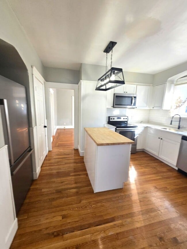 Building Photo - 98 Bradley St