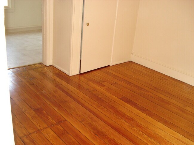 Building Photo - 15 E Garrison St