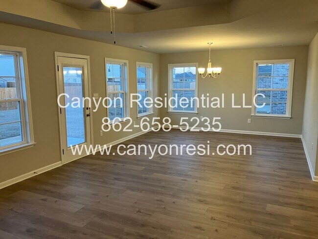 Foto del edificio - Great 3 BR 2 BA in great location won't last long!