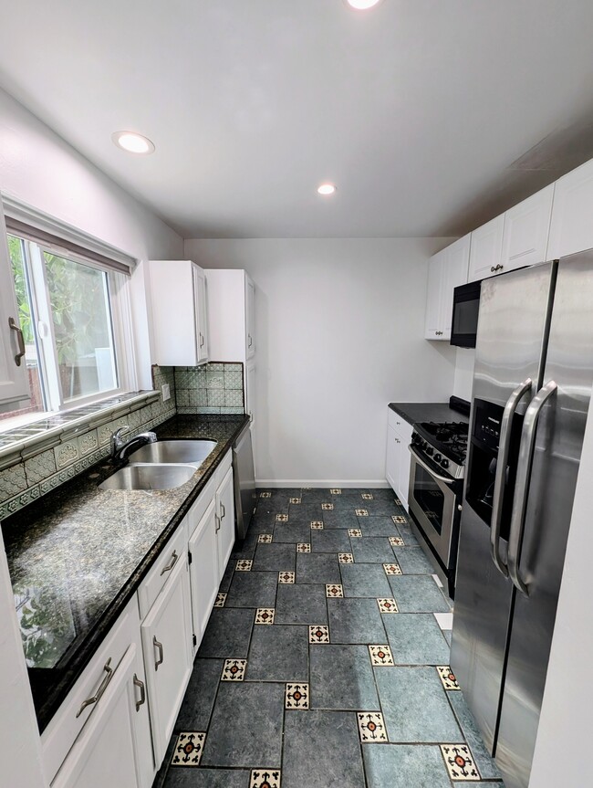 Building Photo - 2127 Carmona Ave