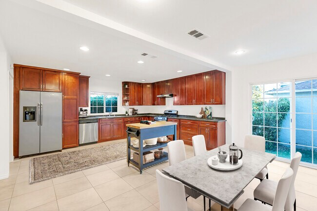 Building Photo - 1340 9th St