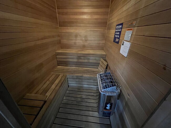 Foto del edificio - GUARD GATED CONDO W/ GARAGE