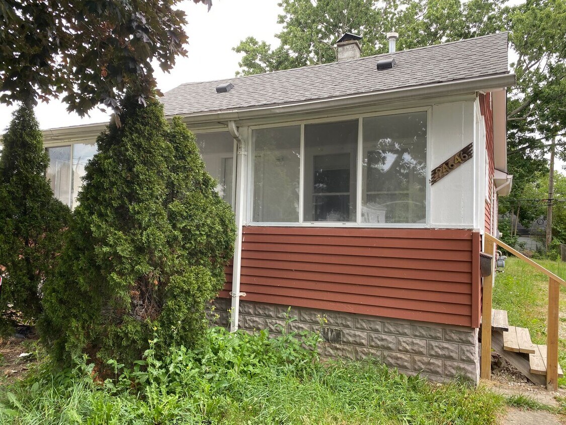 Foto principal - 2 Bedroom 1 Bath Home In Eastpointe