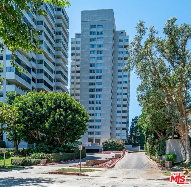 Building Photo - 865 Comstock Ave