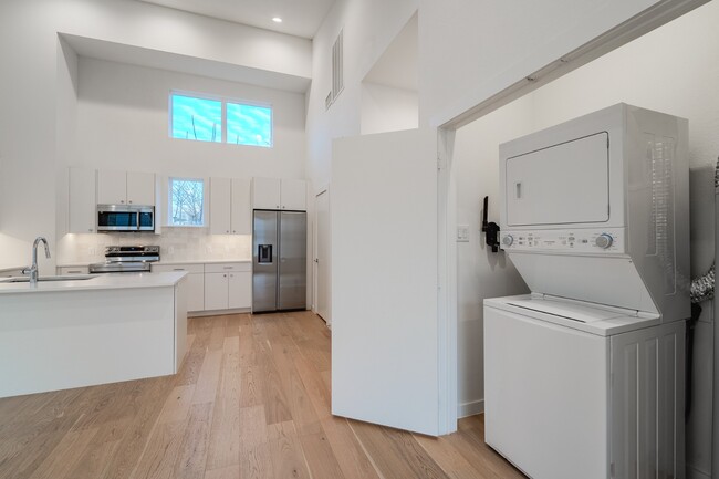 Building Photo - Newer 2 Bed Townhome Walkable to Lakewood and Lower Greenville!  Available August 1st!