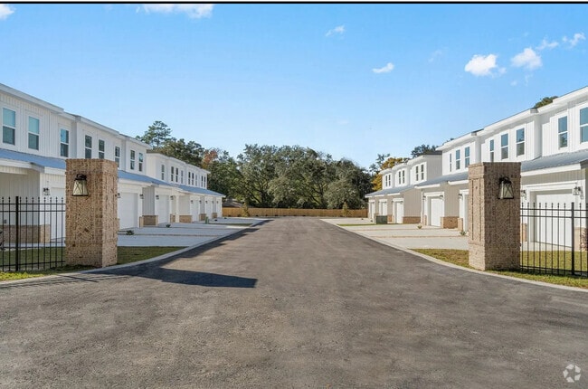 Building Photo - 517 Hill Ln