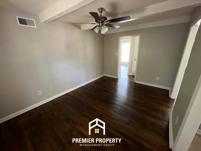 Foto del edificio - Charming 3BR/1.5BA in Whitehaven | Hardwood Floors & 1-Car Garage