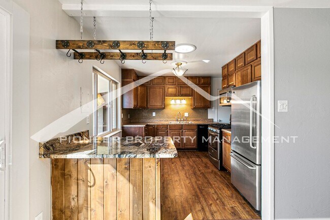 Building Photo - Spacious Home With Fenced In Back Yard!