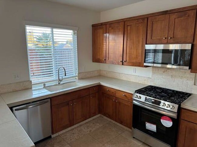 Building Photo - 4 bedroom in Tracy!