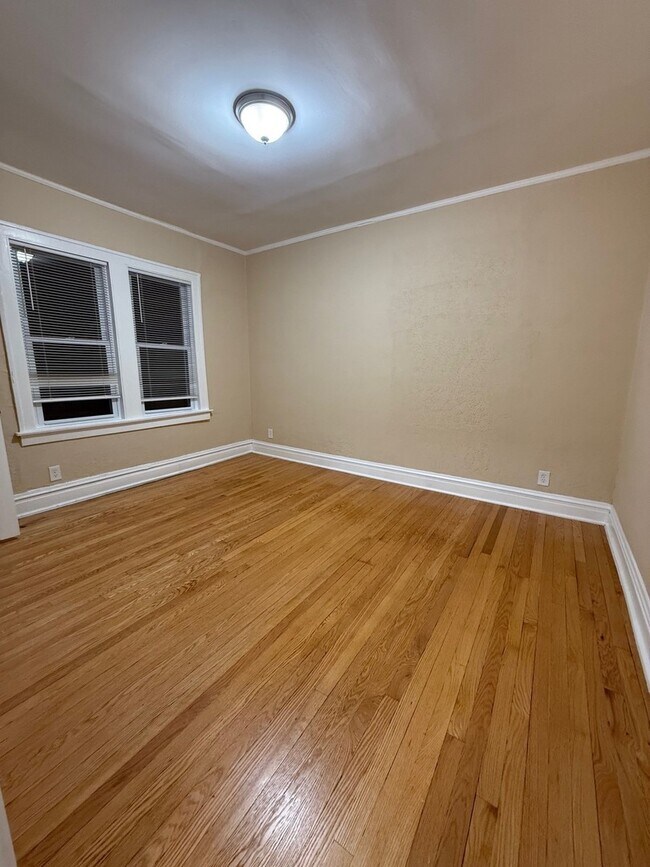 Foto del edificio - 2817 W Waveland Ave