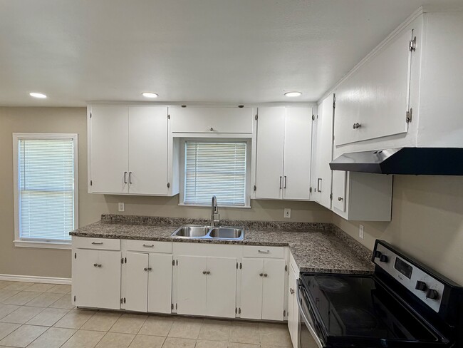 Foto del edificio - 3933 Harris Dr