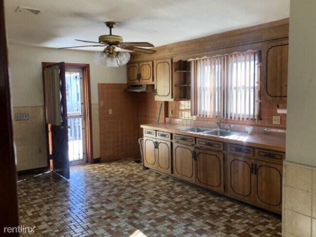 Foto del edificio - 4 br, 2 bath House - 2048 East main st