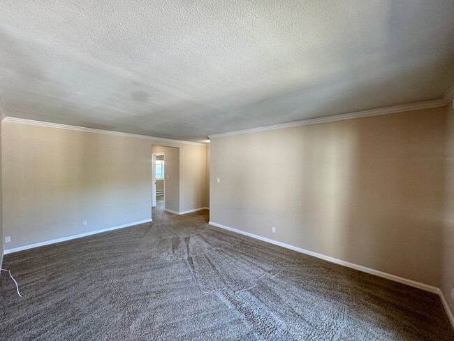 Building Photo - Nice Upper End Unit with Inside Laundry!  ...