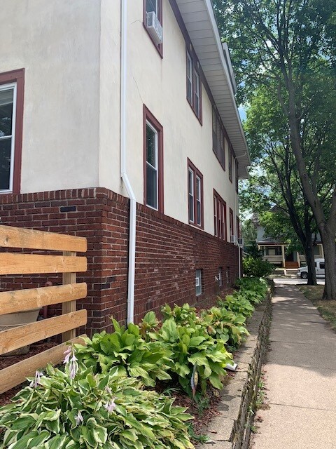 Building Photo - 819 Laurel Ave