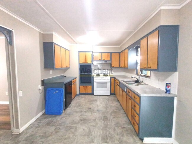 Foto del edificio - 4-Bed, 2-Bath house with huge backyard