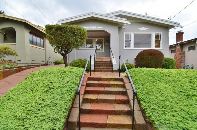Building Photo - 3 bedroom in Oakland CA 94602