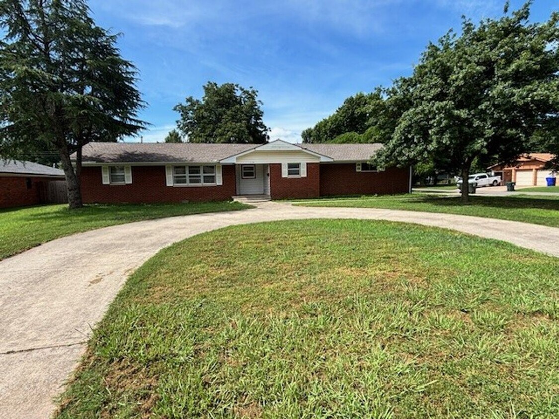 Primary Photo - (3) Bed/(2) Bath with Storm Shelter and Mo...