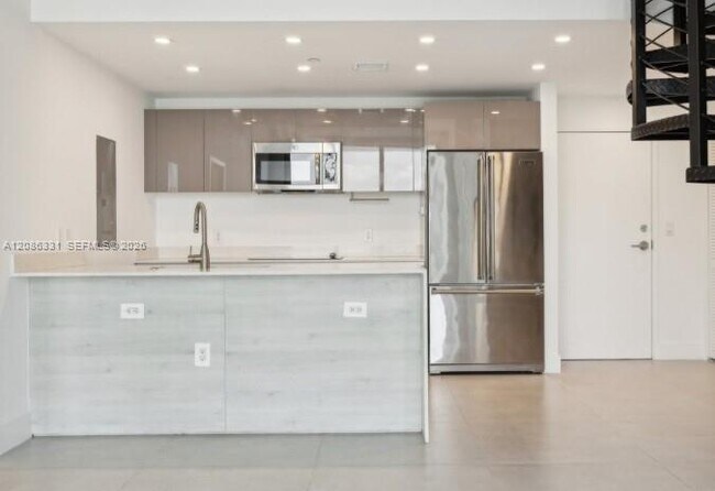Building Photo - 13800 Highland Dr