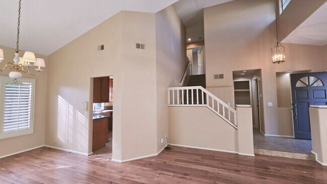 Building Photo - Charming Tustin Haven Available in October!