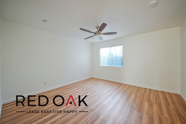 Foto del edificio - Spacious, Remodeled, One Bedroom with Stai...